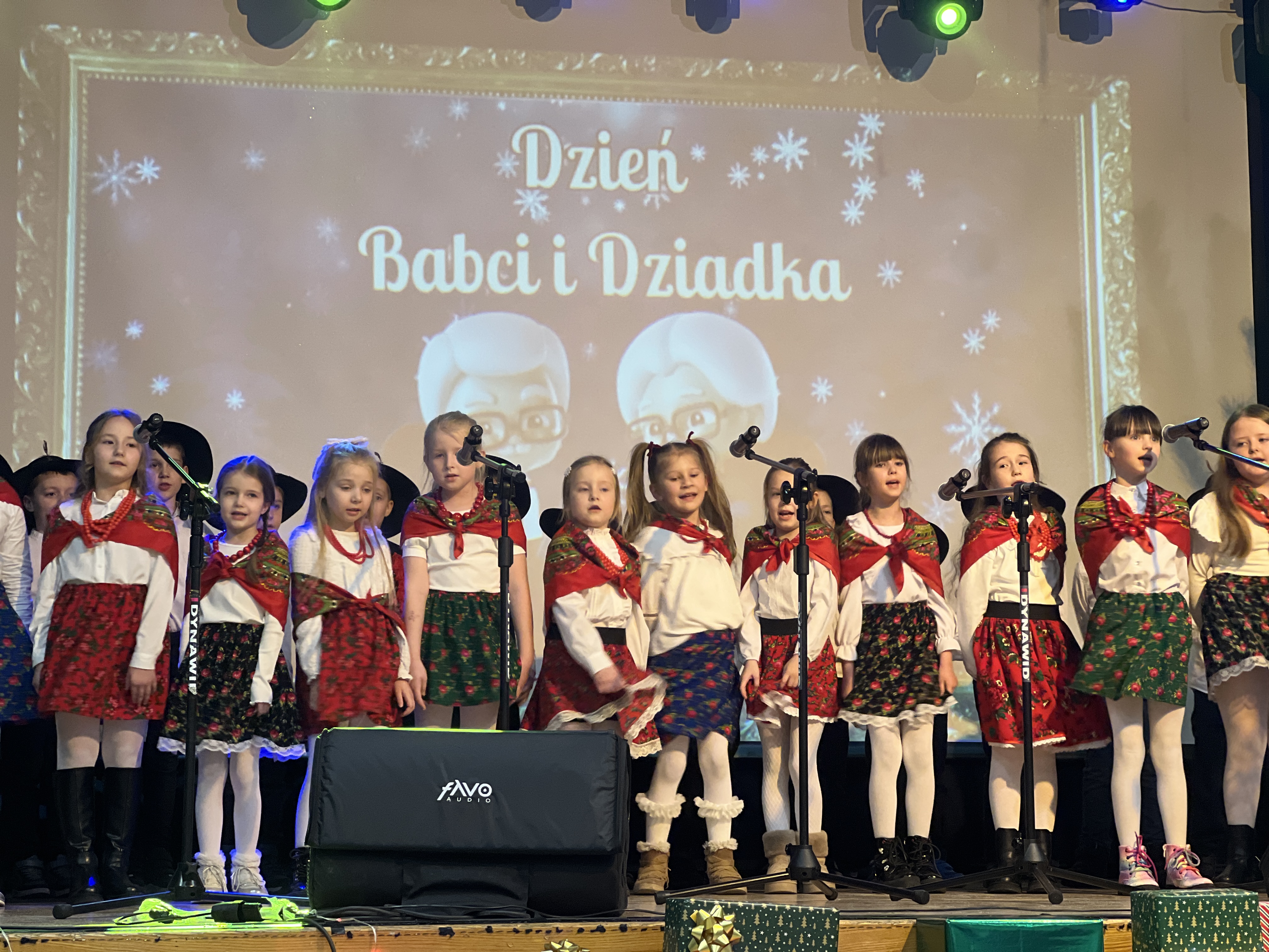 dzieci na&nbsp;scenie