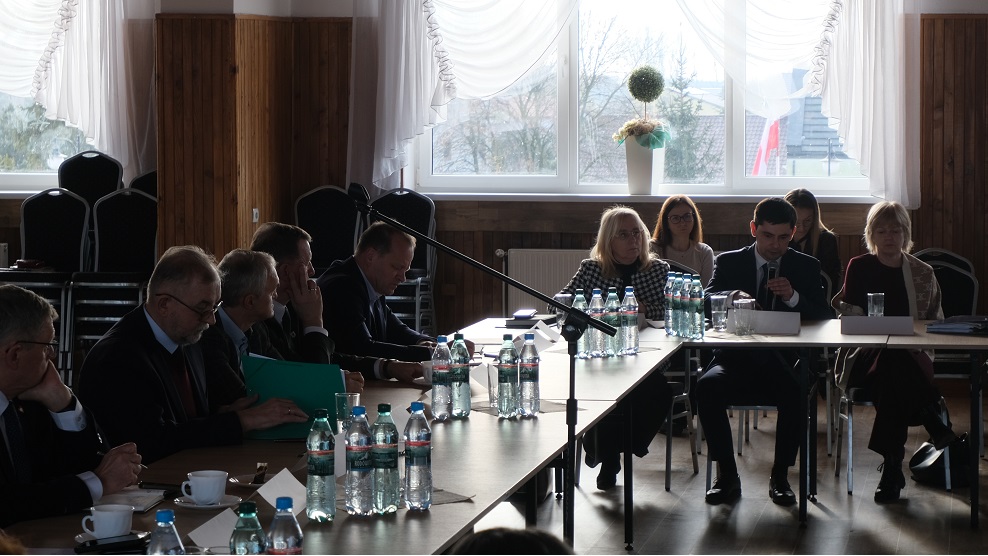ludzie siedzą w sali OSP