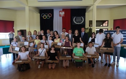 Zdjęcie do 23 laptopy trafiły dziś do dzieci i młodzieży z gminy Kramsk